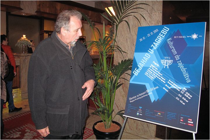 09-Nenad Fogel ispred najavnog plakata u holu hotela Westin.jpg