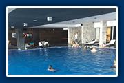 10 Zasluženi odmor u bazenu posle uspešnog sletanja na Tivatski aerodrom