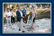 Polaganje venca žrtvama logora Sajmište: Miss Sadov i g. Grban