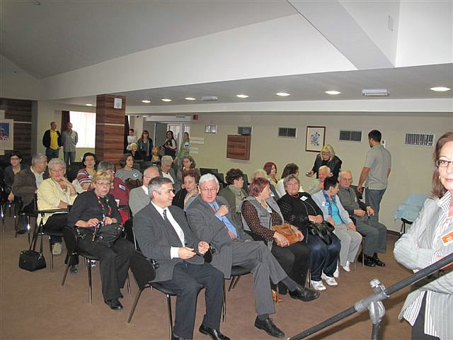 48-publika ceka predavanje ambasadora.jpg