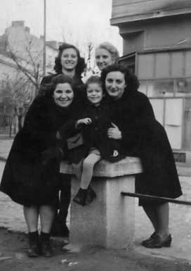 stoje Vera i Marija donji red drugarica i Natalija Sonja u sredini , 1943.